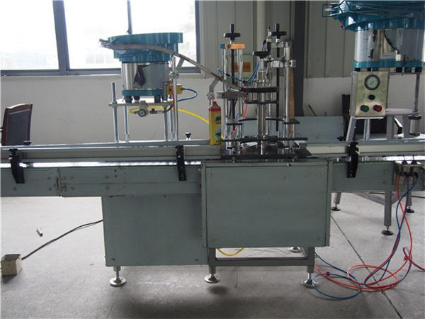 24 ხელმძღვანელის ბოთლის ტუალეტის წყლის შემავსებელი მანქანა